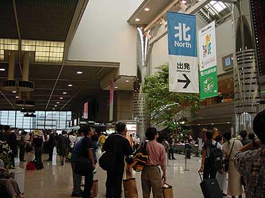 成田空港出発ロビー