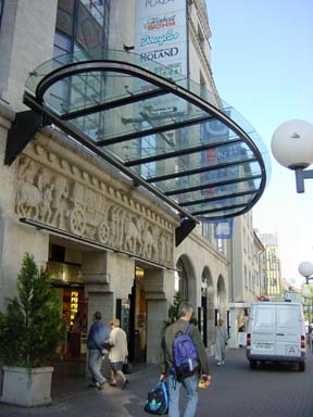 �X�ܐ��ʂ̃����[�t��݂ƃl�b�g�ŕی삵�Ă��܂�